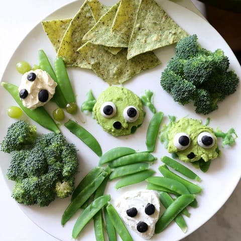 Bright green Attaque d'Extraterrestres Snacks Verts, a fun and healthy snack with vibrant green chips and dips.